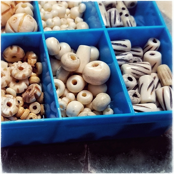 *SOLD* LOT African carved bone beads w/ box - Picture 6 of 8